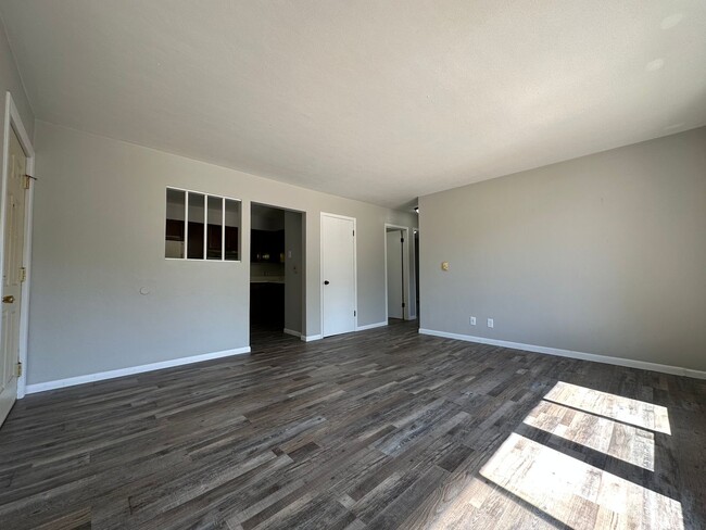 Building Photo - 528 River Forest Rd.