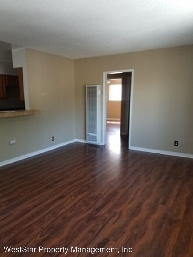 Foto principal - 2216 W Wardlow Rd