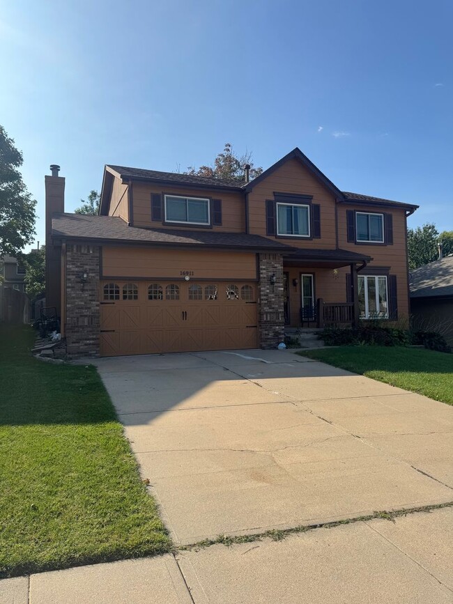 Building Photo - Spacious 4-Bed Lake Shore Two-Story with F...