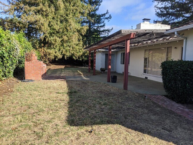 Building Photo - 910 Parma Way