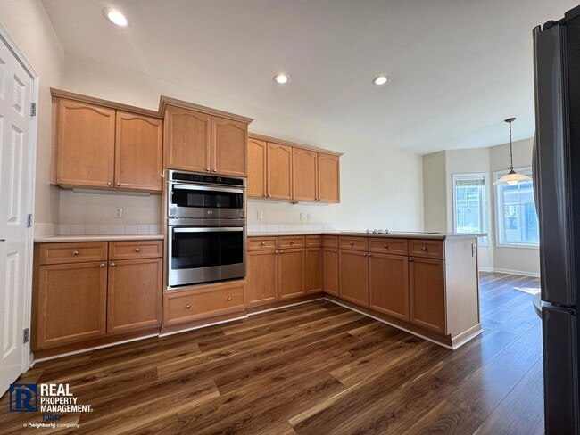 Building Photo - Beautiful 2-Bedroom Townhome with Vaulted Ceilings & 2-Car Garage!!