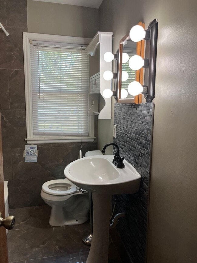 Building Photo - 868 20th Ave SE