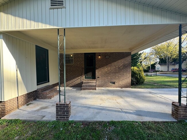 Building Photo - Statesville Downtown - 3BR/1.5BA