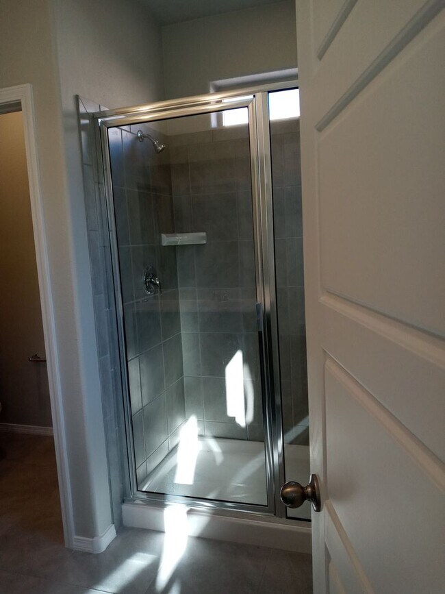 Building Photo - EASY SANTA FE LOS ALAMOS COMMUTE!!