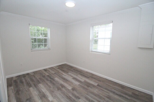 Building Photo - 2 bedroom 1 bath home in central Pensacola...