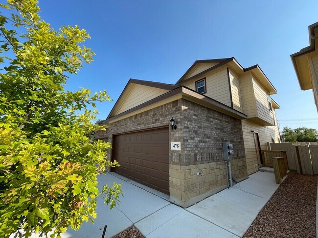 Foto del edificio - Duplex Available in Samuels Court, New Bra...