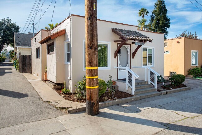 Building Photo - Cozy Cottage in Downtown Santa Barbara! Up...