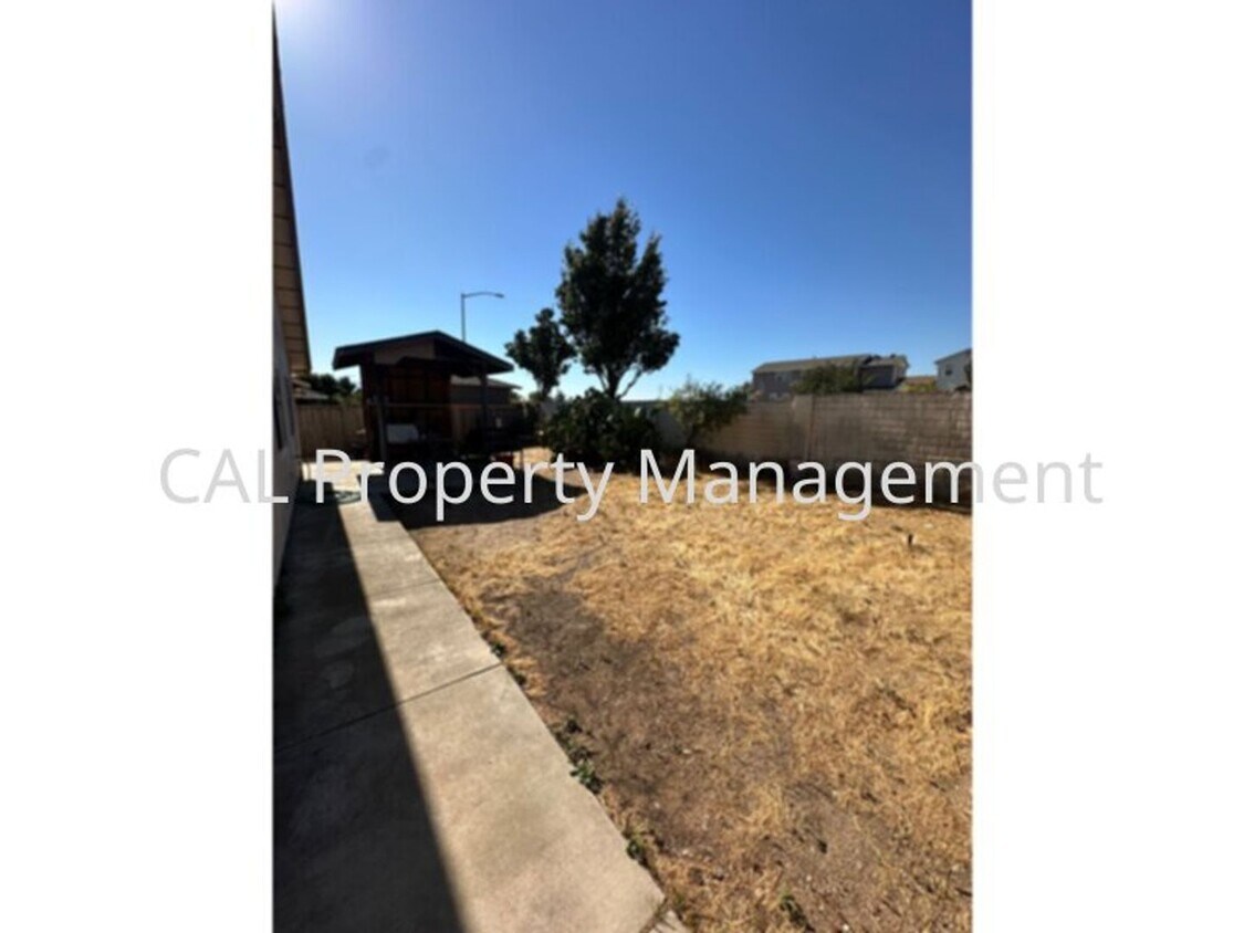 Foto del edificio - 4-bedroom, 1-bathroom single level Soledad...