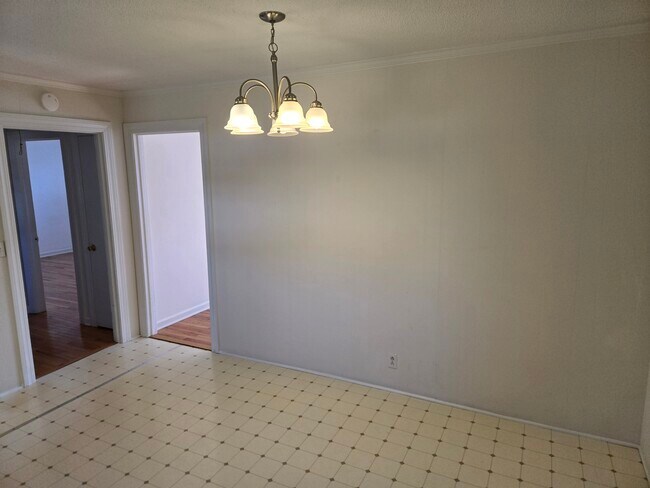 área de comedor/cocina - 10025 N Oak St