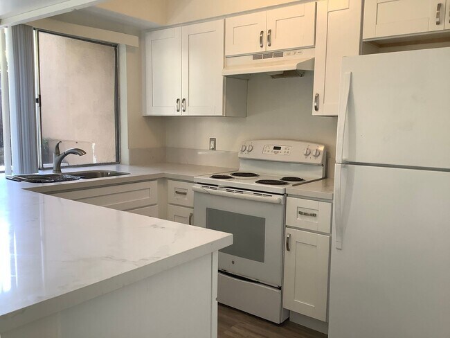 Foto del edificio - 2 Bedroom 2 Bath Single Story Condo in Mission Valley- Park Villas North