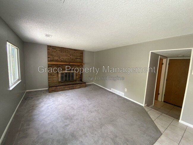 Building Photo - 10870 Stuart Cir