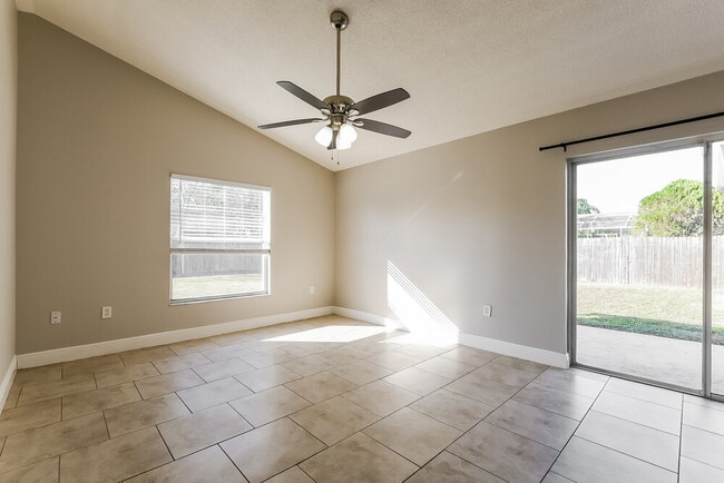 Foto del edificio - 4210 Red Bird Ave