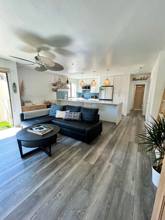 Building Photo - Live in Luxury Right on the Bay! Assigned Parking! Peek A Boo Bay View!