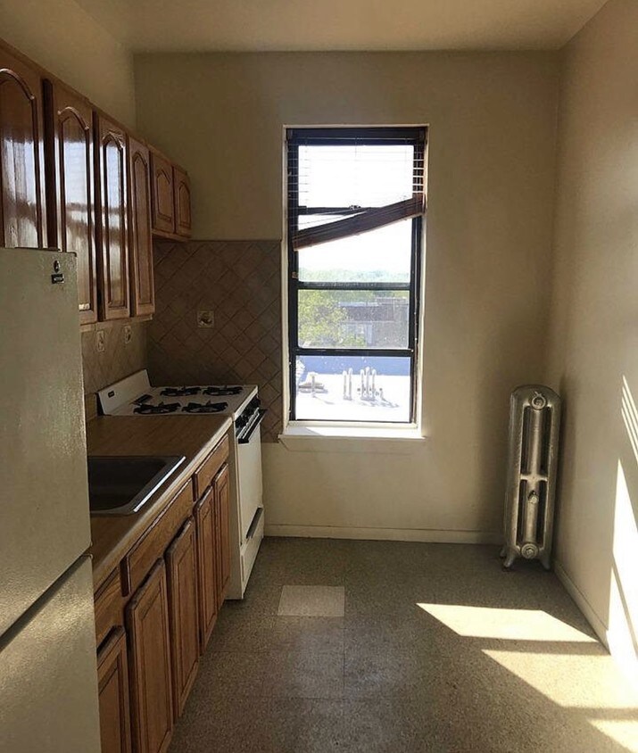 Primary Photo - 1662 Cropsey Ave