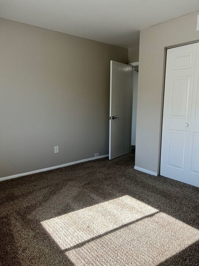 Building Photo - 1081 Scarborough Ct F5 Chesterton, IN 46304