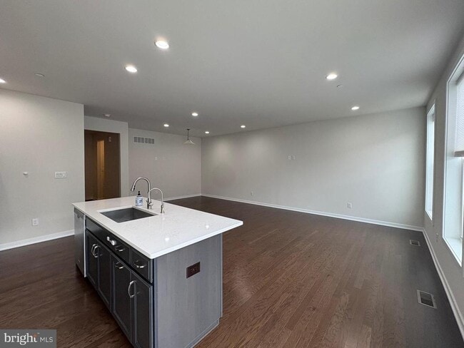 Building Photo - 208 Segel Dr