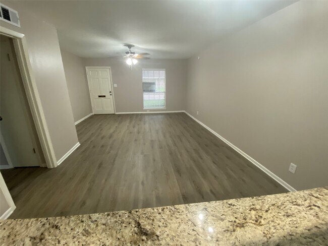 Foto del edificio - 10122 Shadow Wood Dr