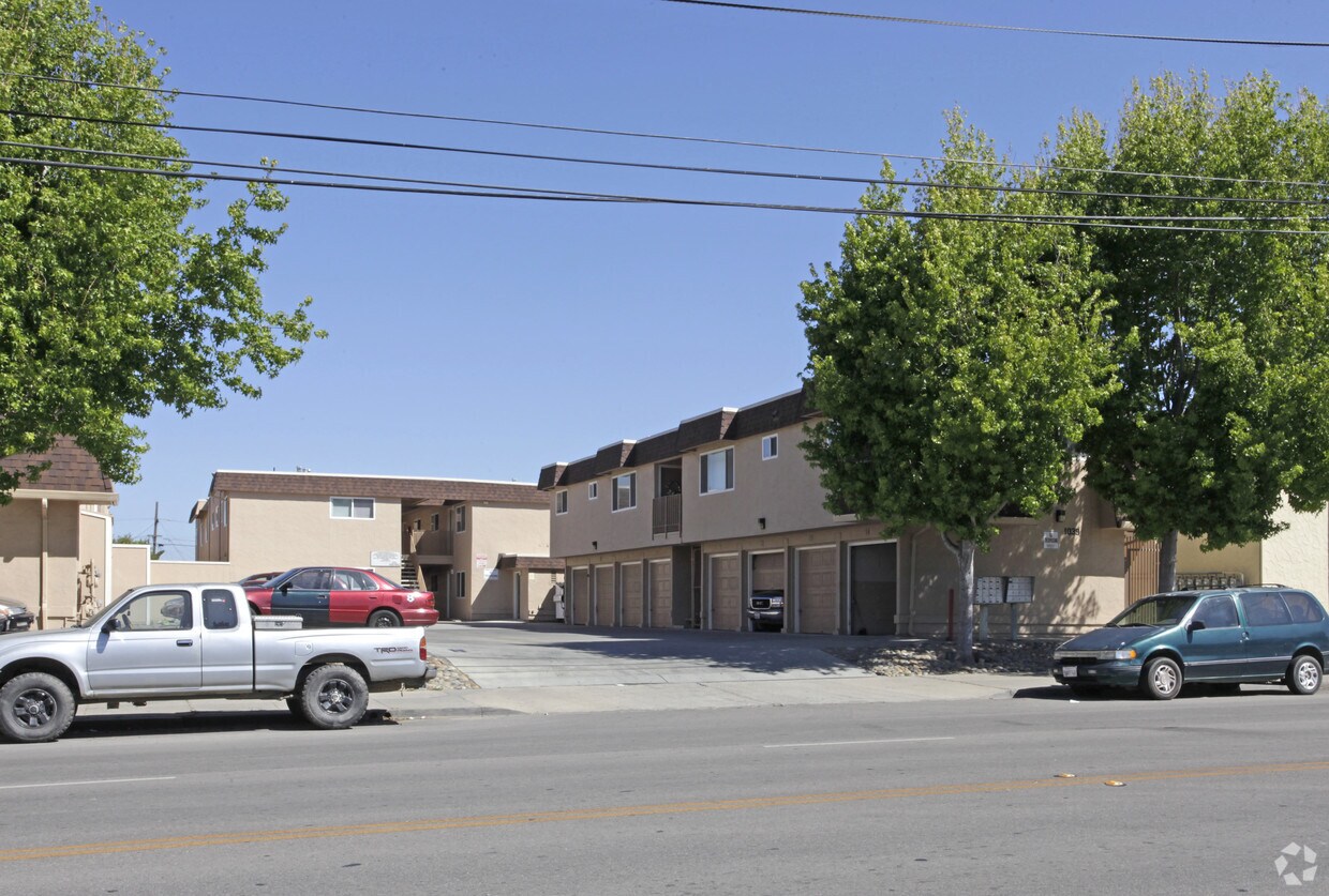 Primary Photo - 1039 N Sanborn Rd