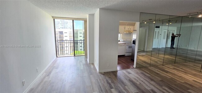 Building Photo - 17011 N Bay Rd