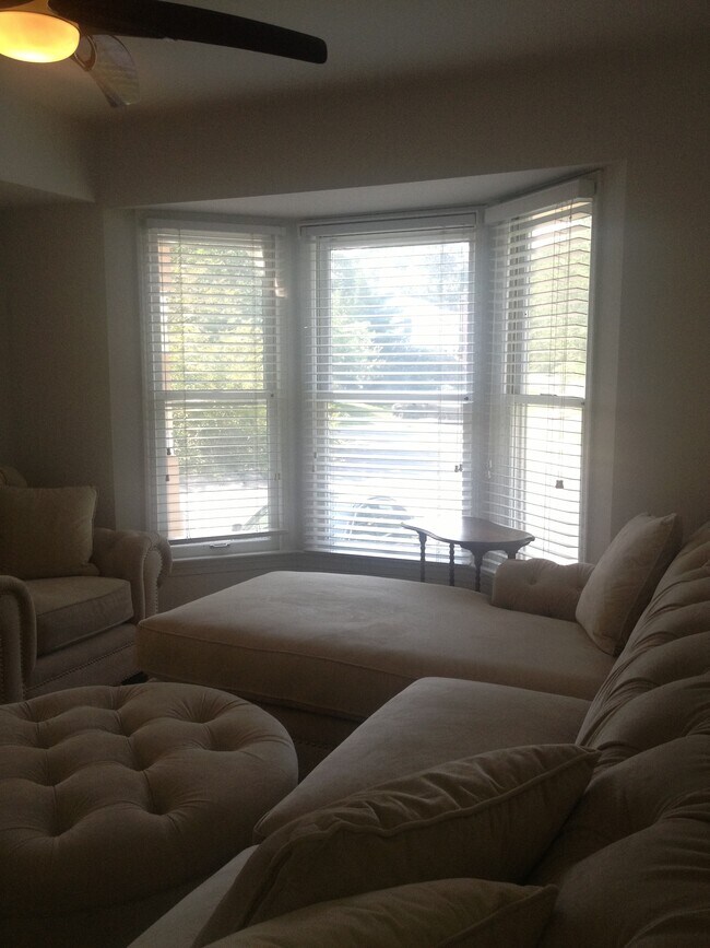 Foto del edificio - 8419 Hollis Ln