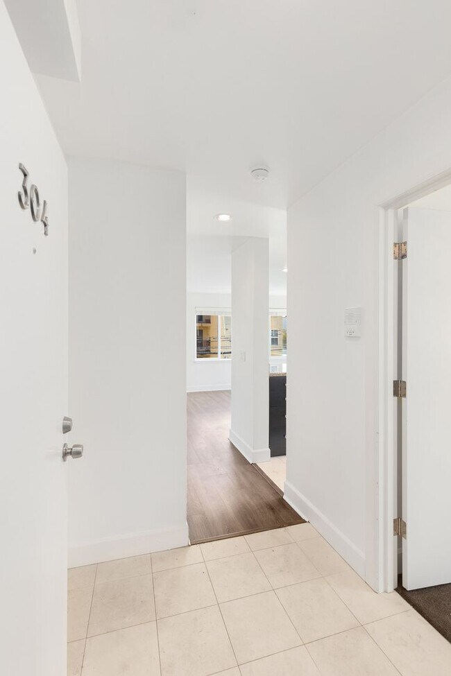 Foto del edificio - Admiral District 1 Bedroom Condo with Laun...