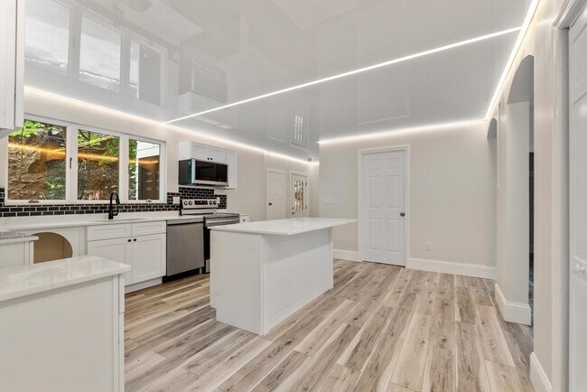 Foto del edificio - 136 Academy Hill Rd