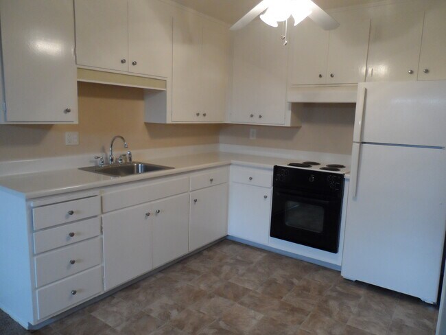 Kitchen - 1014 Woodside Rd