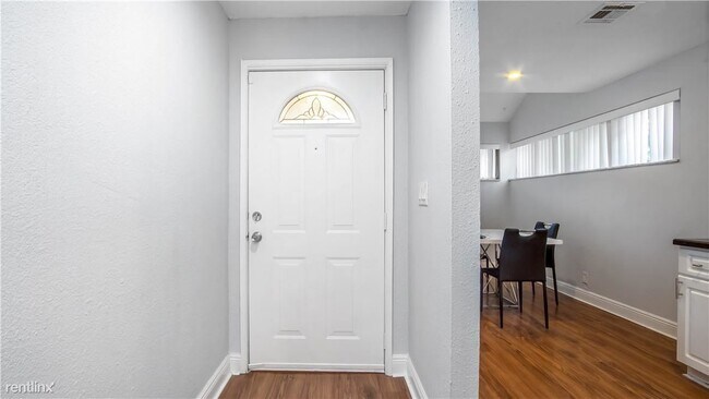 Foto del edificio - 4 br, 2.5 bath Townhome - 841 NW 81st Way # 2