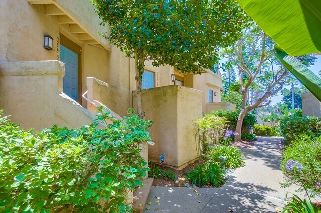 Foto del edificio - Spacious La Jolla Townhome in Desirable Wo...