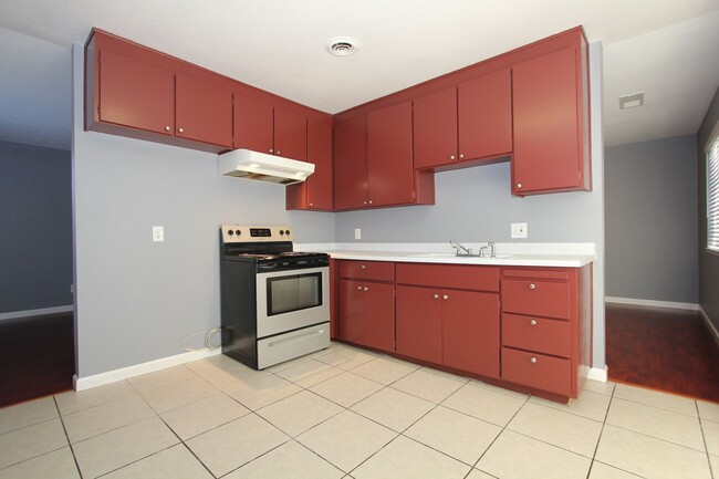 Building Photo - Beautiful 3 bed, 2 bath, 2 car garage home...