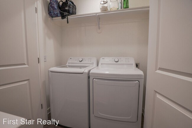 Building Photo - 2 br, 2.5 bath House - 695 N Honey Locust ...
