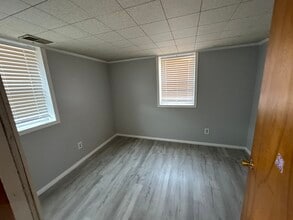 Building Photo - 581 Broadview Dr