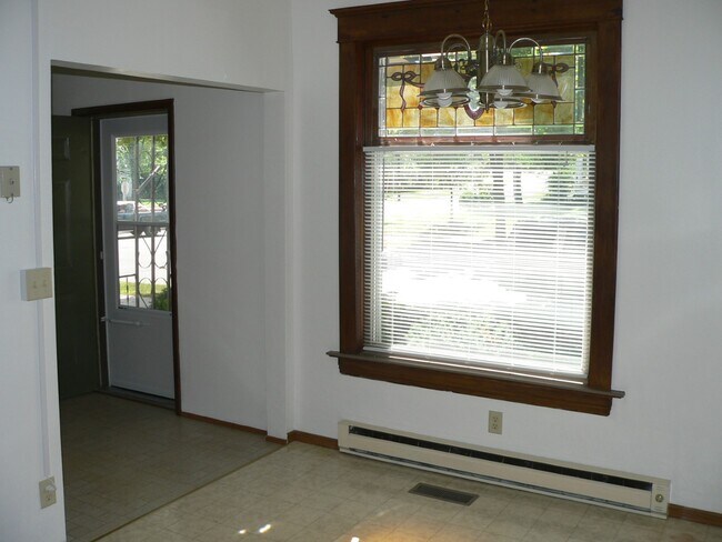 Área de comedor - 204 W Cedar St