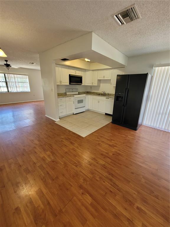 Foto del edificio - 1116 Carmona Ave