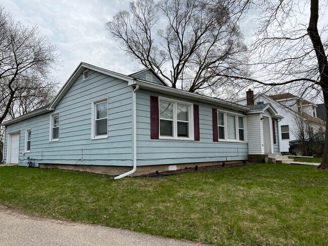 Building Photo - 3139 West Dr
