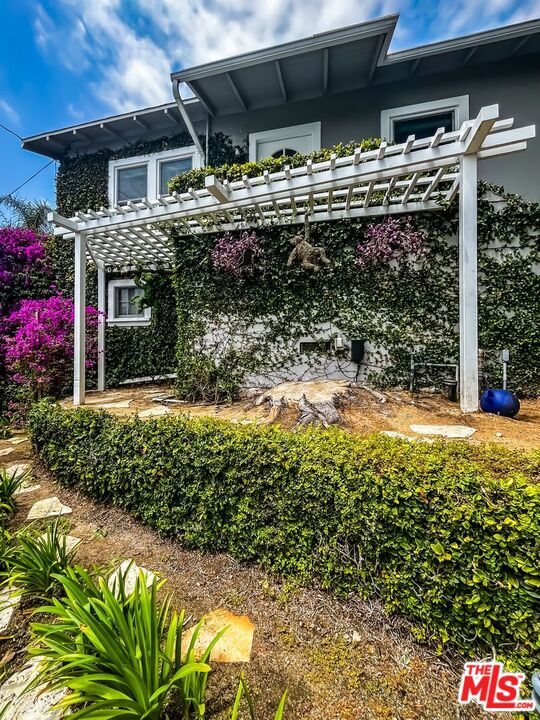 Building Photo - 1233 Ozeta Terrace