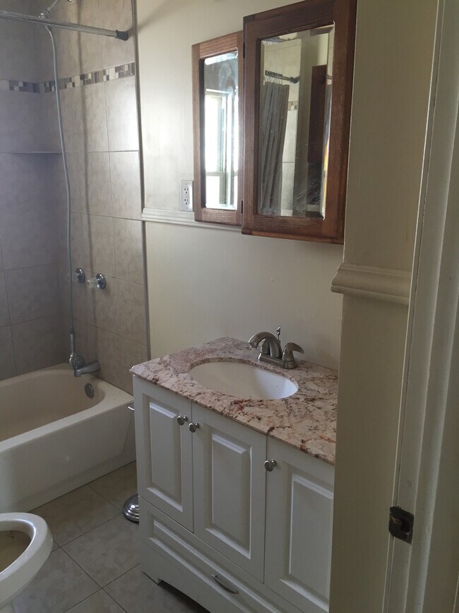 Foto del edificio - 2 bedroom 1 bath freshly painted in Redford