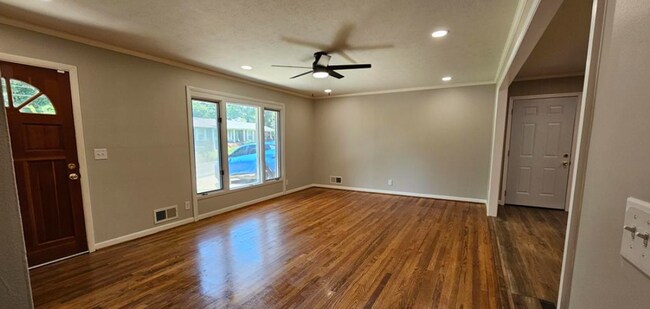 Building Photo - Gorgeous home located in Saks!