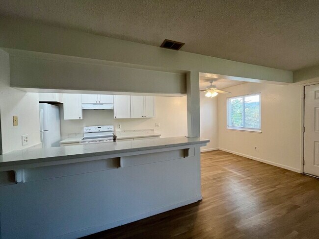 Foto del edificio - 24 Lassen Ln