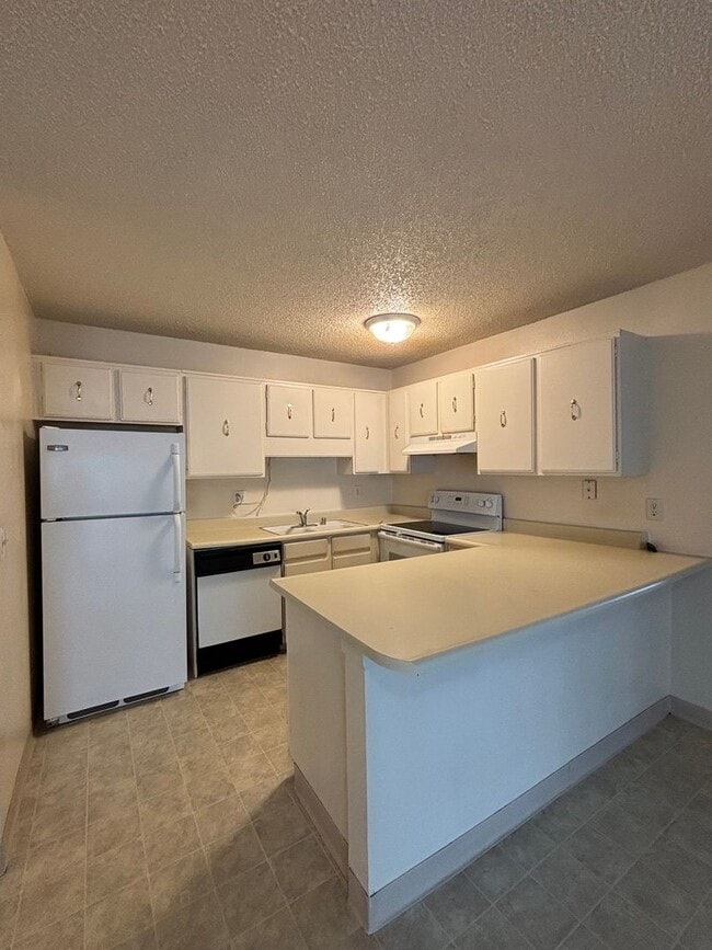 Building Photo - AVAILABLE NOW! 2 Bed 2 Bath - Near Fort Ca...
