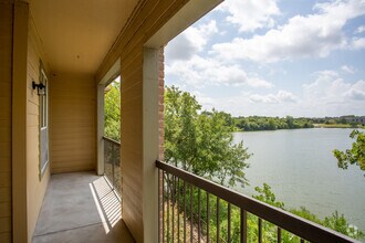 1BR, 1BA - 749SF - Breakers at Windmill Lakes