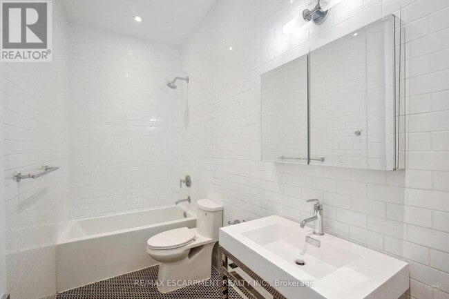 Photo du bâtiment - 220 Dundurn St S