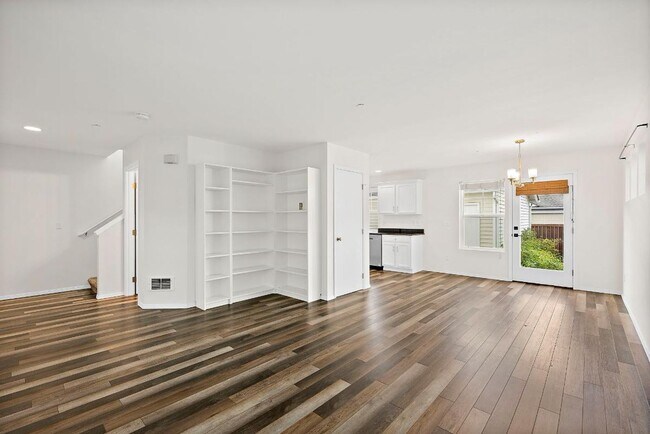 Foto del edificio - Cozy DuPont Home with Fenced Yard, 2-Car Garage & Minutes to JBLM!
