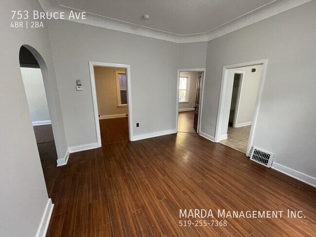 Photo du bâtiment - CHARMING 4 BED/2 BATH SINGLE FAMILY HOME DOWNTOWN + UTILITIES