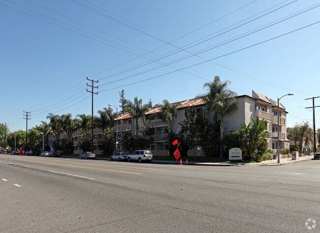 Villa La Paloma - Villa La Paloma Apartments | 7722 Reseda Blvd