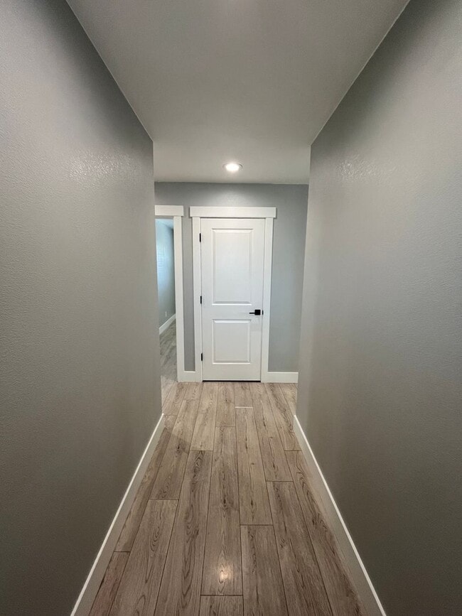 Building Photo - 4 bed 2 bath with landscaping and pest con...