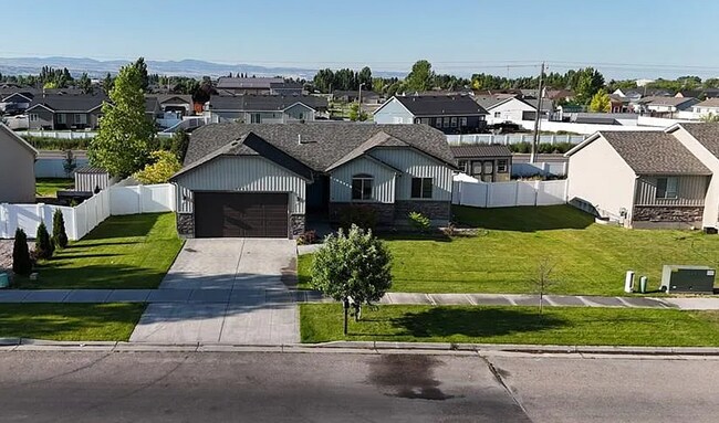Foto del edificio - 5 Bed 3 Bath Home in Idaho Falls