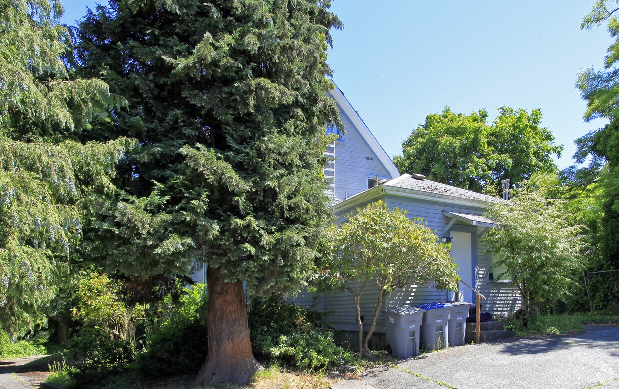 Building Photo - 3512 Grand Ave