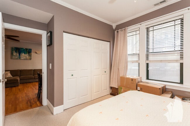 Building Photo - Renovated 3 bedroom, 2/5 bathroom condo qu...