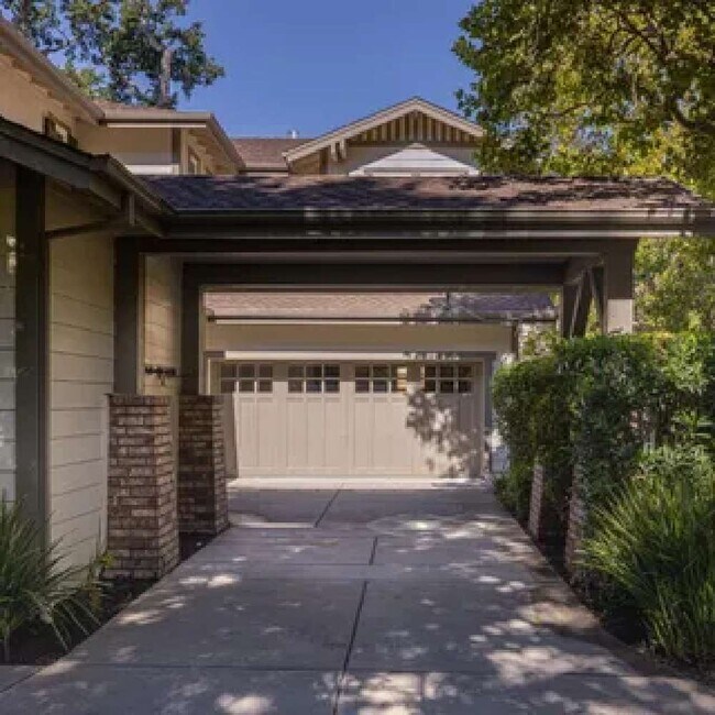Building Photo - 9 Laurelwood Dr
